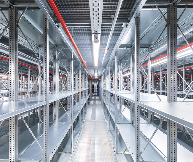 With integrated daylight & motion sensor also enabling a leader-follower function with other damp proof luminaires