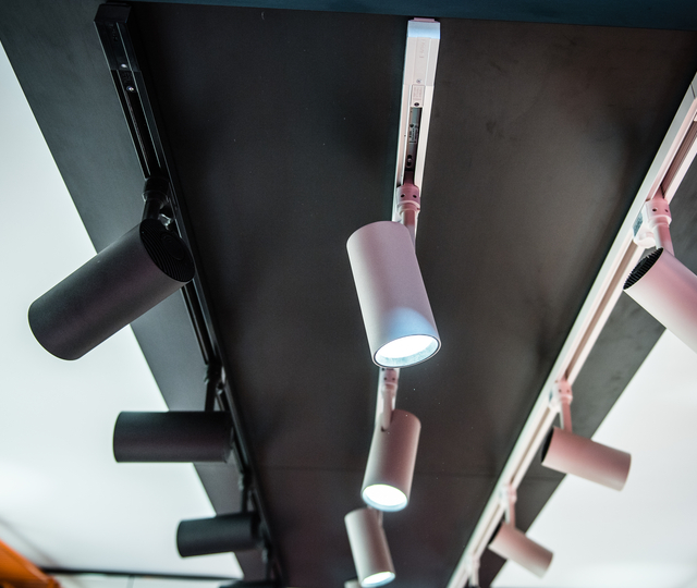 Tracklight Spot from LEDVANCE is an extremely compact family of spotlights for the widely used three-phase power rails.